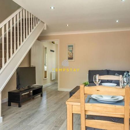 Cosy 2 Bed & Free Parking. Near Heathrow/Pinewood Villa Slough Luaran gambar