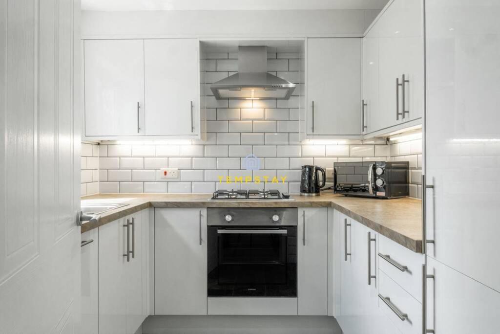 Cosy 2 Bed & Free Parking. Near Heathrow/Pinewood Villa Slough Luaran gambar