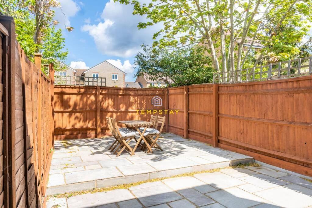 Cosy 2 Bed & Free Parking. Near Heathrow/Pinewood Villa Slough Luaran gambar