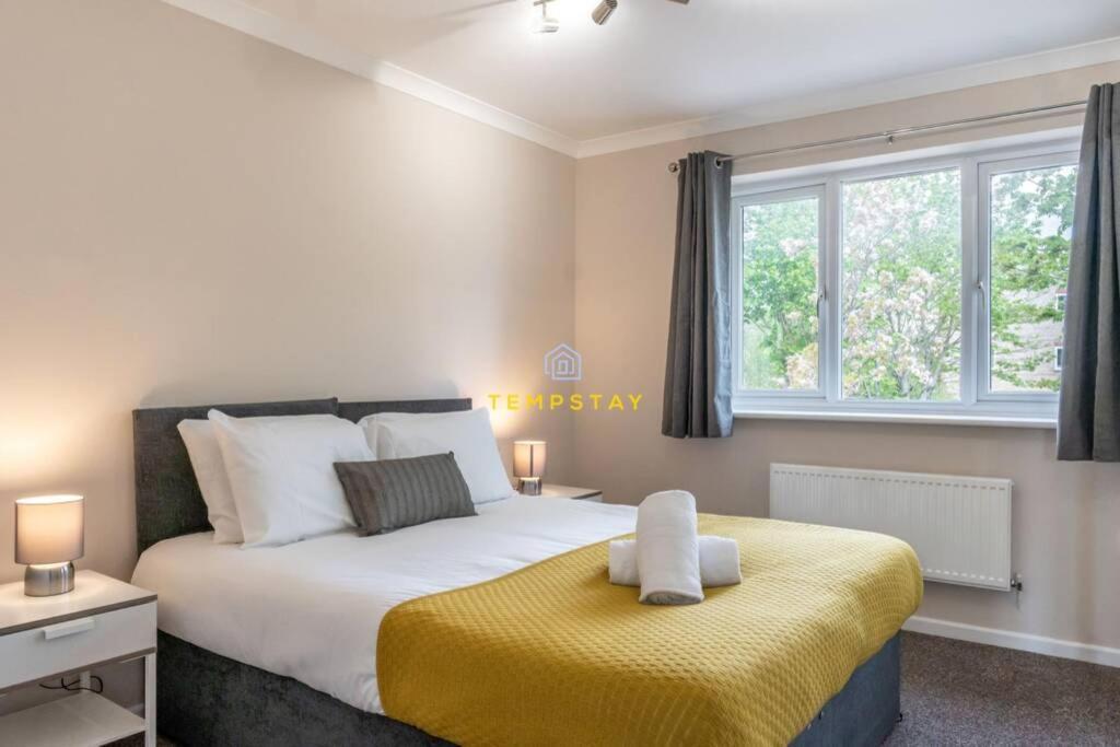 Cosy 2 Bed & Free Parking. Near Heathrow/Pinewood Villa Slough Luaran gambar