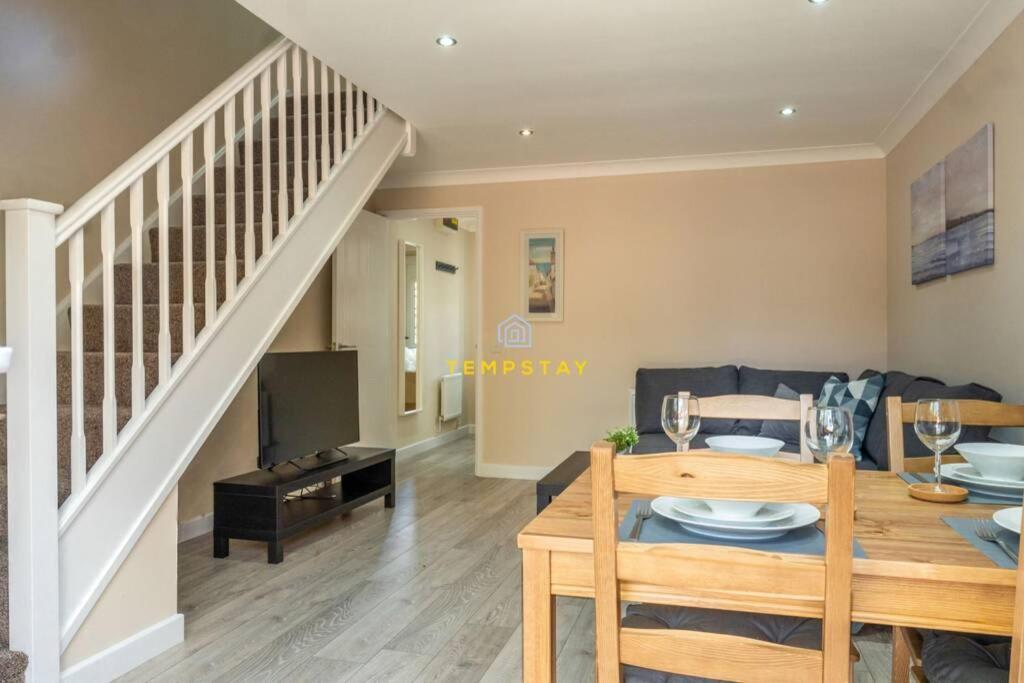 Cosy 2 Bed & Free Parking. Near Heathrow/Pinewood Villa Slough Luaran gambar