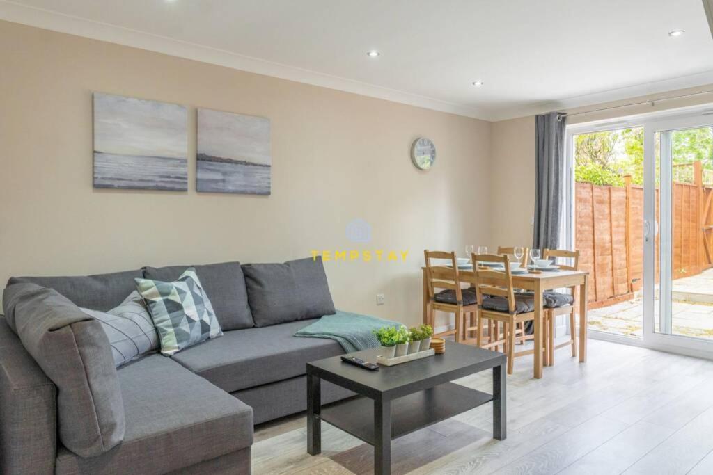 Cosy 2 Bed & Free Parking. Near Heathrow/Pinewood Villa Slough Luaran gambar