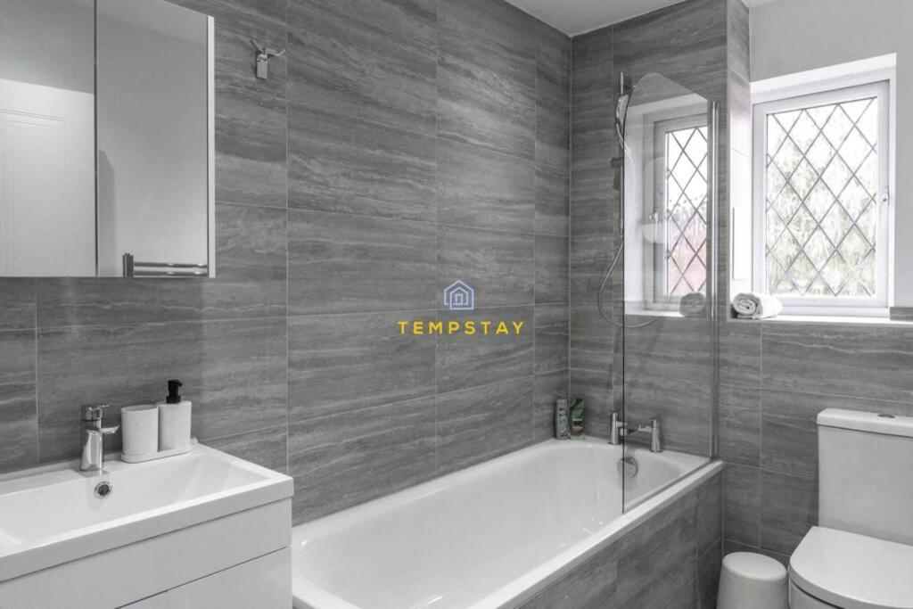 Cosy 2 Bed & Free Parking. Near Heathrow/Pinewood Villa Slough Luaran gambar